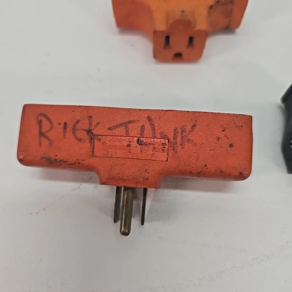 LOT OF 4 2 Three Outlet Grounding Outlet‎ Adapter 3 Wire & 2 Replacement Plugs